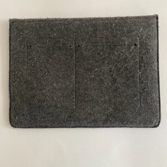 Amazon Basics Gray Felt MacBook Laptop Sleeve Case - Picture 2 of 9